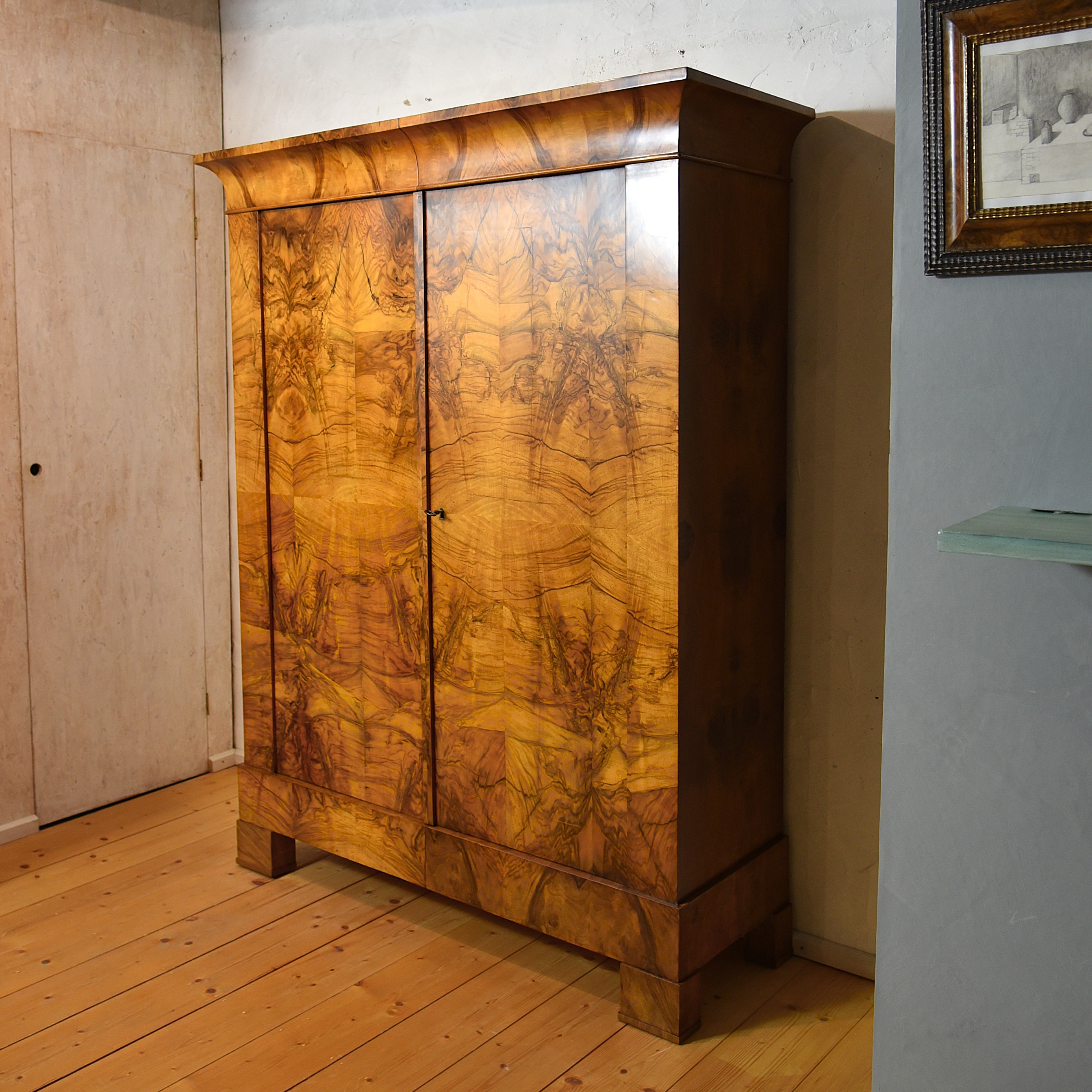 Biedermeierschrank Rheinland im Ausstellungsraum